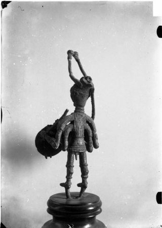 Bronzetto di guerriero con quattro occhi e quattro braccia, retro, ante 1914