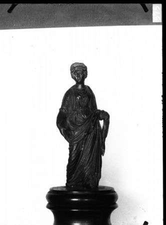 Statua femminile romana