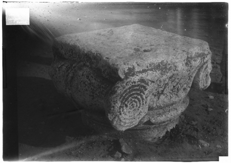 Capitello ionico, scavi Patroni 1901