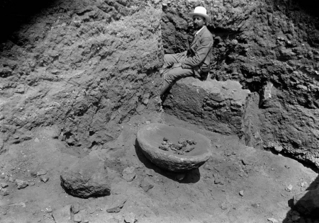 Giovanni Patroni seduto sul basamento del tempio di Tanit, 1901