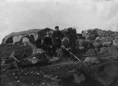 Antonio Taramelli seduto di fronte alla chiesa di Santa Vittoria, 1909