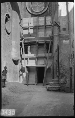 Sistemazione protettiva antiaerea del portale esterno di destra