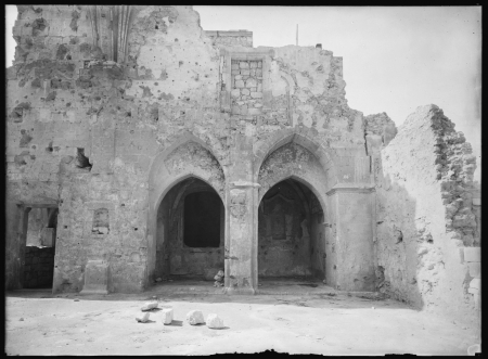 Dopo lo sgombero delle macerie, le prime due cappelle a destra della navata, 1946