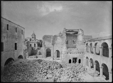 Dopo lo sgombero delle macerie, zona presbiteriale vista dal chiostro, 1946