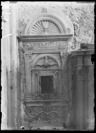 Edicola in  marmo