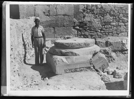 Base di colonna durante il restauro, 1931-1935
